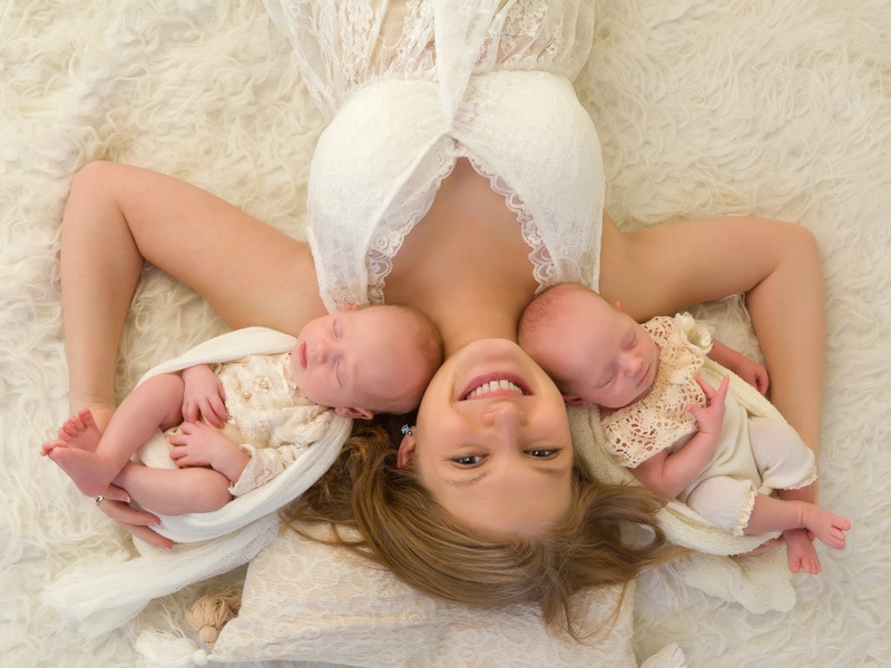 Maminka leží na bříšku s dvojčaty