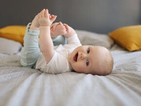 Baby in the 5th month – Exploring everything