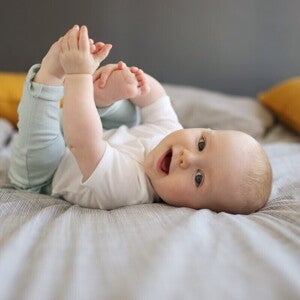 Baby in the 5th month – Exploring everything