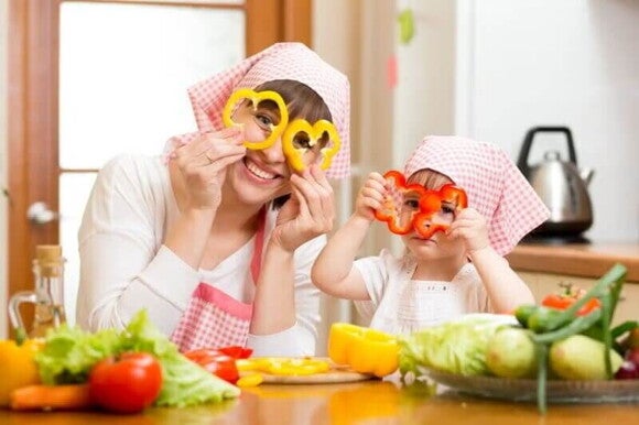 Lifestyle image_maminka s dítětem v kuchyni Lifestyle image_maminka s dítětem v kuchyni